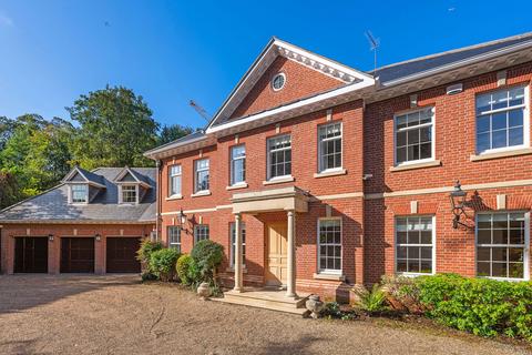5 bedroom detached house to rent, 10 Albany Close, Esher KT10