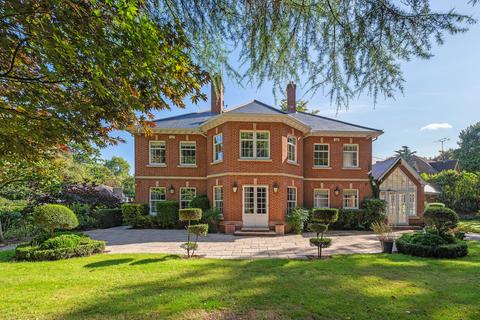 5 bedroom detached house to rent, 10 Albany Close, Esher KT10