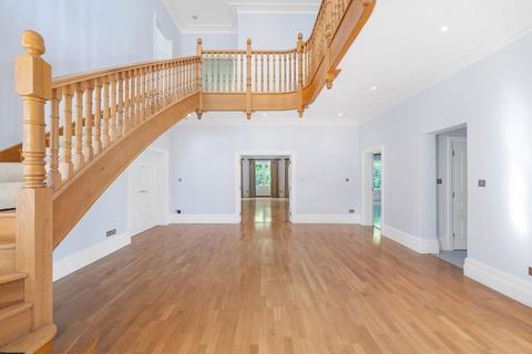 5 bedroom detached house to rent, 10 Albany Close, Esher KT10