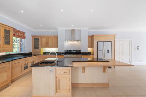 5 bedroom detached house to rent, 10 Albany Close, Esher KT10