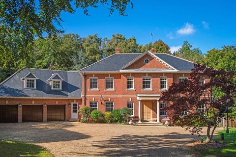 5 bedroom detached house to rent, 10 Albany Close, Esher KT10
