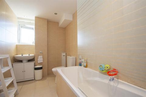 1 bedroom flat to rent, Chetwode Road, Tadworth KT20