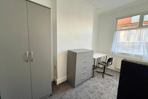 4 bedroom terraced house to rent, Enderley Street, Newcastle-Under-Lyme ST5