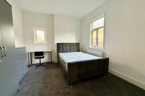 4 bedroom terraced house to rent, Enderley Street, Newcastle-Under-Lyme ST5