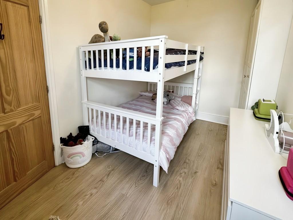 1ec7ff12-Bedroom 202