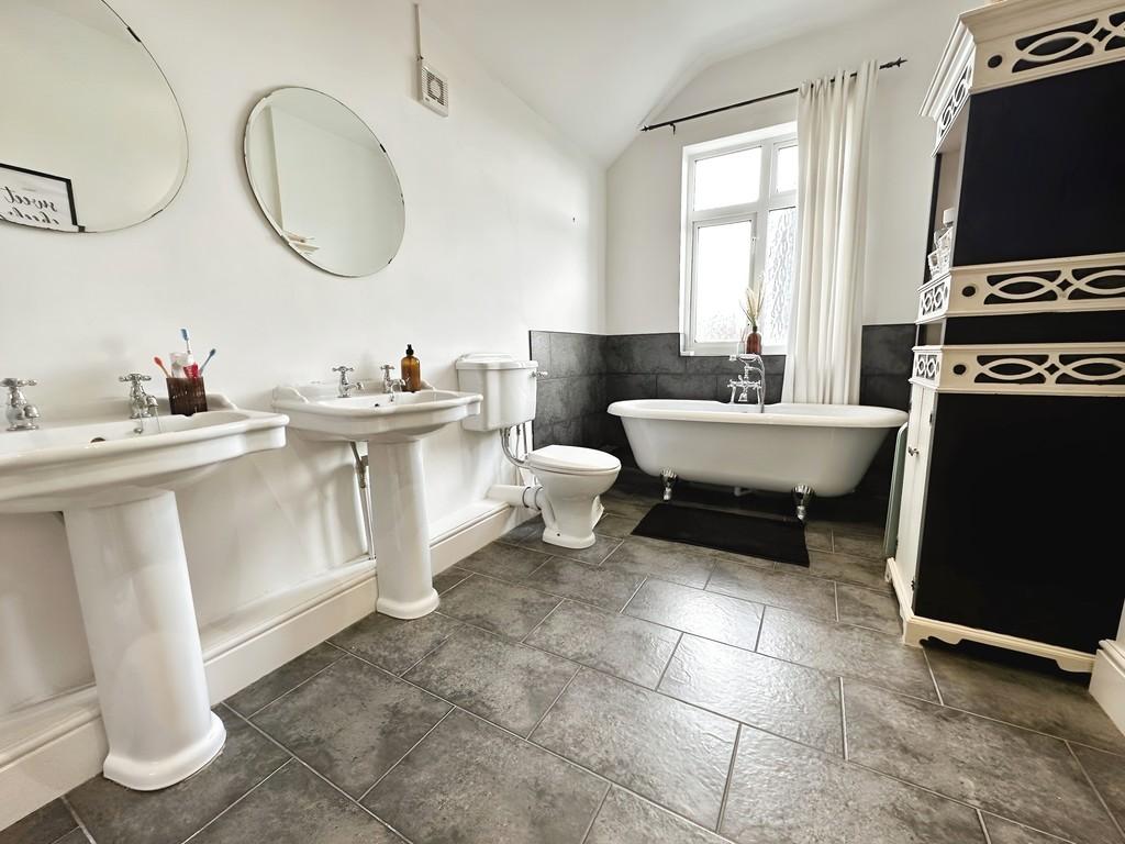 Ec32f354-bathroom 203 (1)