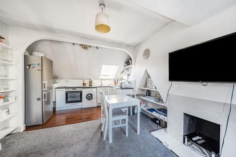 2 bedroom apartment to rent, Killyon Road London SW8