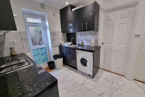 5 bedroom flat to rent, Birchway, Hayes, London, UB3