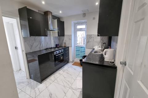 5 bedroom flat to rent, Birchway, Hayes, London, UB3