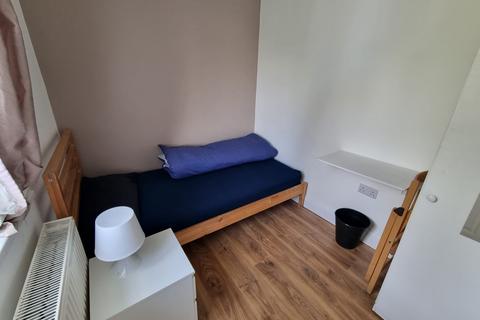 5 bedroom flat to rent, Birchway, Hayes, London, UB3