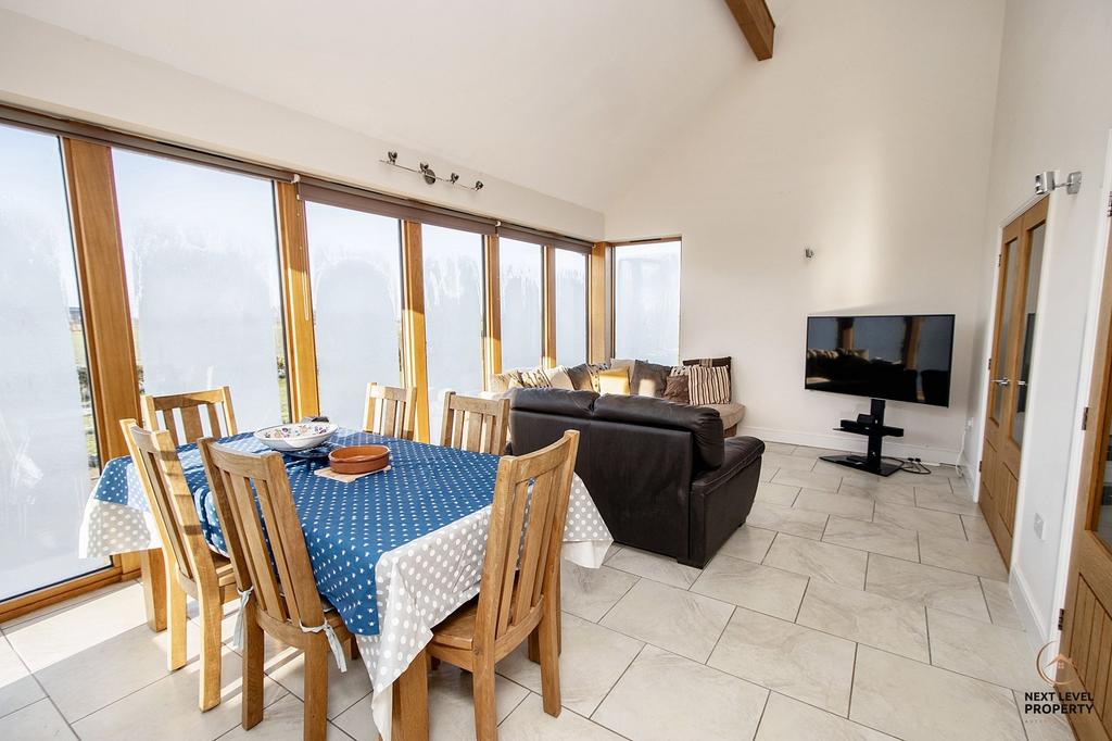 Family Room/Diner 2