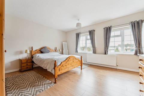 8 Linnet Close, Bushey, WD23 1AX
