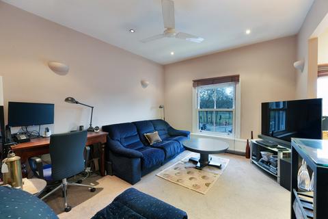 1 bedroom flat for sale, Clapham Common South Side, London, SW4