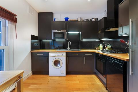 1 bedroom flat for sale, Clapham Common South Side, London, SW4