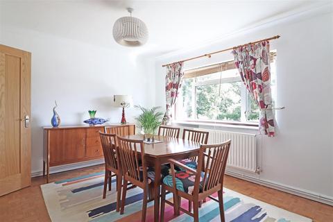 124 Carlton Road, Reigate, RH2 0JF
