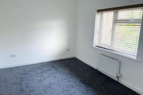 3 bedroom terraced house to rent, Piper Hill Avenue, Manchester, M22 4DZ