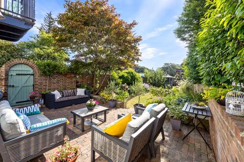 2 Bell Road, Warnham, Horsham, RH12 3QL