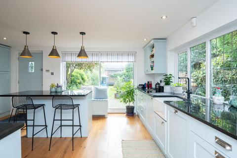 2 Bell Road, Warnham, Horsham, RH12 3QL