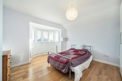 4 bedroom house to rent, Pragnell Road, London SE12