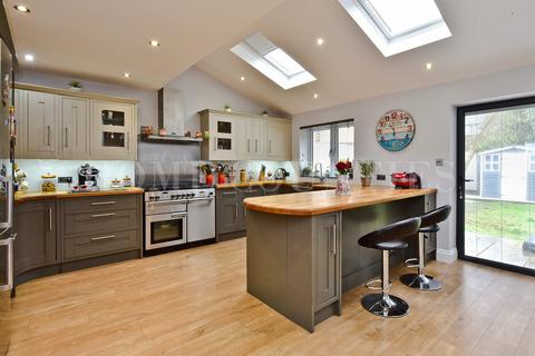 3 bedroom semi-detached house for sale, Salisbury Close, Potters Bar, EN6