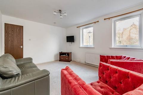 3 bedroom flat to rent, Liddesdale Place, Cannonmills, Edinburgh