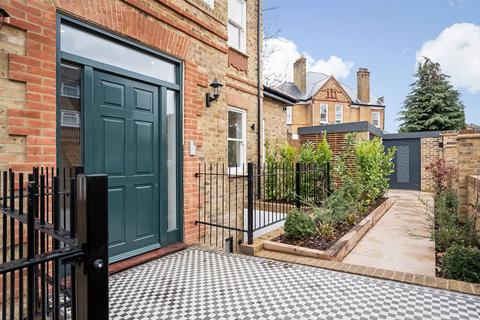 2b Exbury Road, London, SE6 4ND