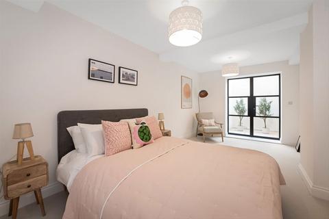 2b Exbury Road, London, SE6 4ND