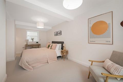 2b Exbury Road, London, SE6 4ND