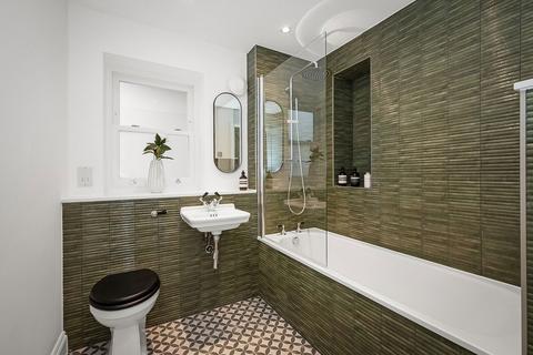 2b Exbury Road, London, SE6 4ND
