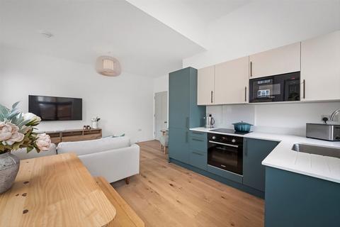 2b Exbury Road, London, SE6 4ND