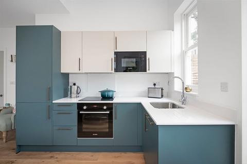 2b Exbury Road, London, SE6 4ND