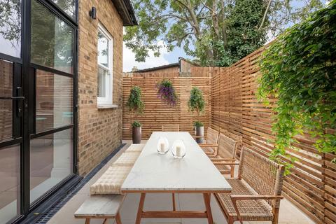 2b Exbury Road, London, SE6 4ND