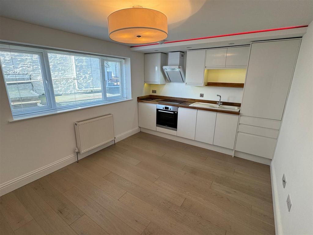 Flat 6, 10-12 Tolcarne Road Lounge and Kitchen