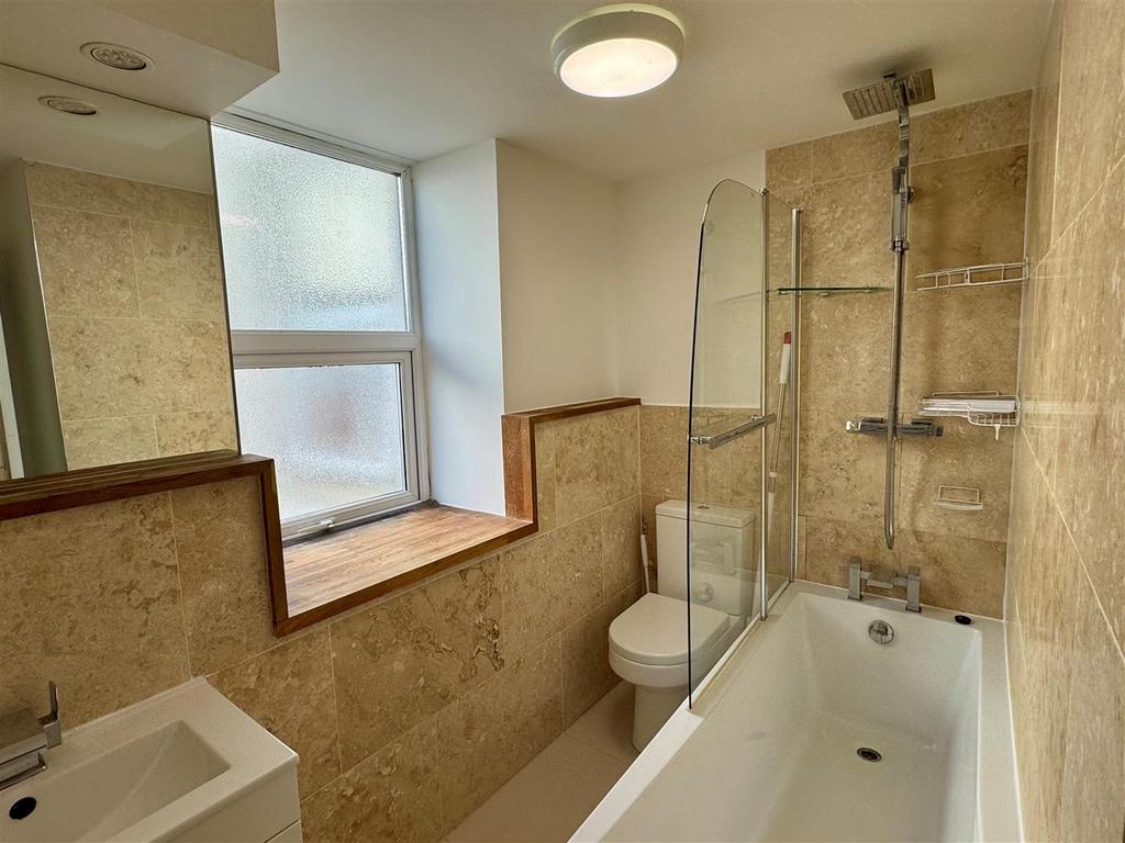Flat 6, 10-12 Tolcarne Road Bathroom