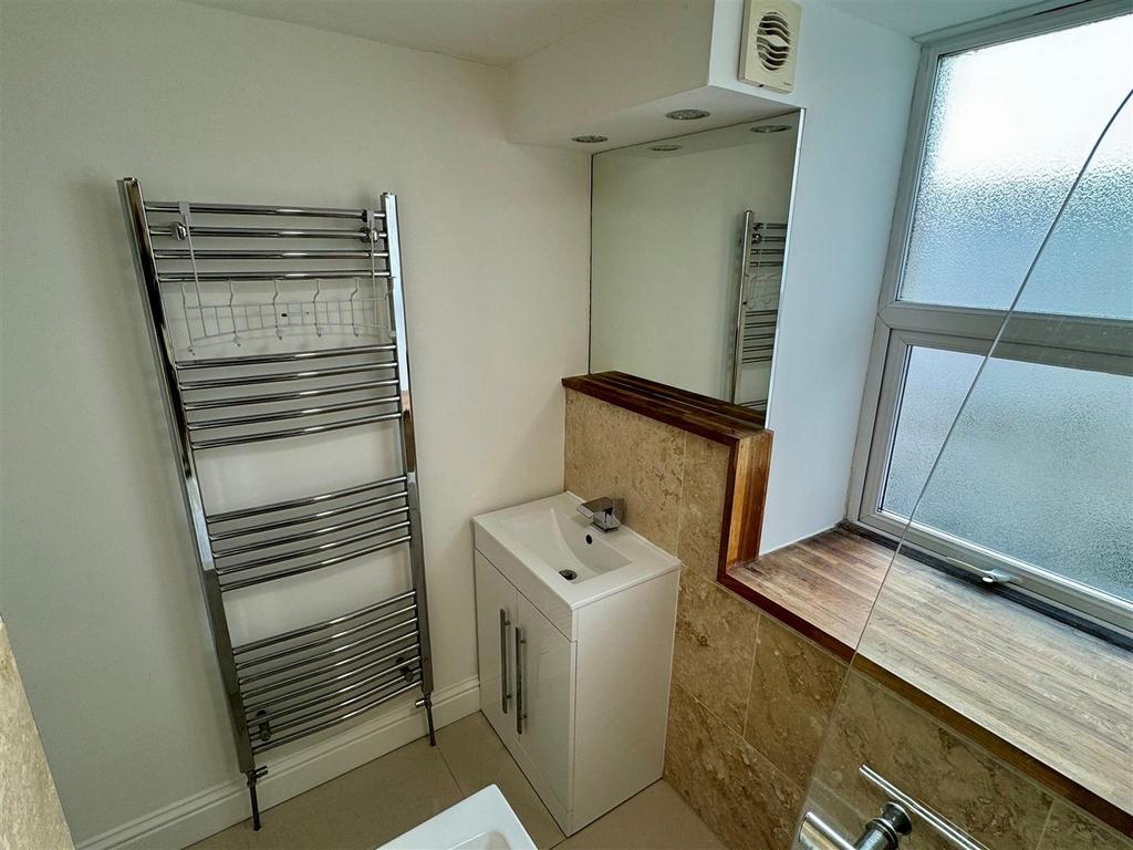 Flat 6, 10-12 Tolcarne Road Bathroom