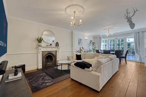 166 Forest Edge, Buckhurst Hill, IG9 5AE