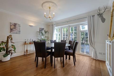 166 Forest Edge, Buckhurst Hill, IG9 5AE