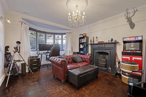 166 Forest Edge, Buckhurst Hill, IG9 5AE