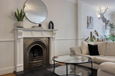 166 Forest Edge, Buckhurst Hill, IG9 5AE