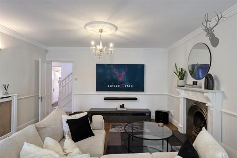 166 Forest Edge, Buckhurst Hill, IG9 5AE