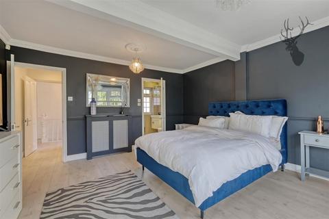 166 Forest Edge, Buckhurst Hill, IG9 5AE