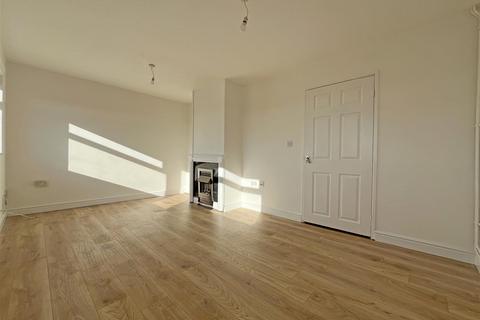 3 bedroom terraced house to rent, Silbury Close, Nottingham NG11