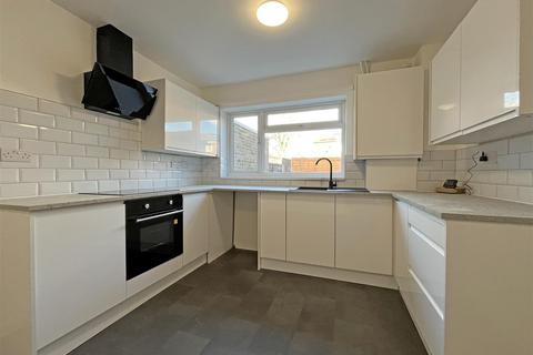 3 bedroom terraced house to rent, Silbury Close, Nottingham NG11