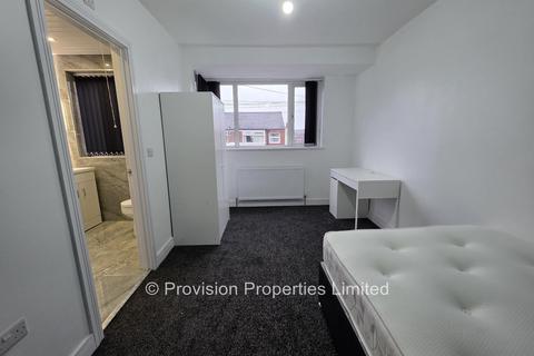 3 bedroom terraced house to rent, Park View Avenue, Burley LS4