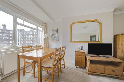 3 bedroom apartment for sale, Queens Court, Richmond