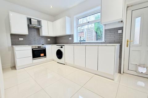 2 bedroom terraced house to rent, Lower Moss Lane, Whitefield, M45