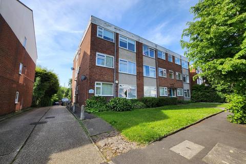 2 bedroom flat to rent, Chingford Avenue