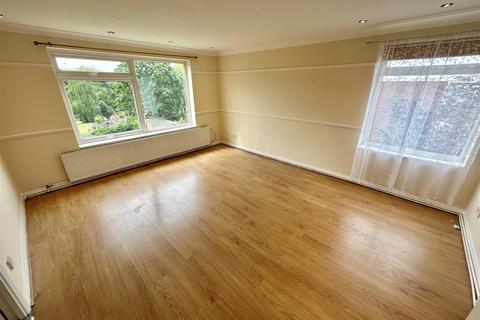 2 bedroom flat to rent, Chingford Avenue