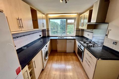 2 bedroom flat to rent, Chingford Avenue