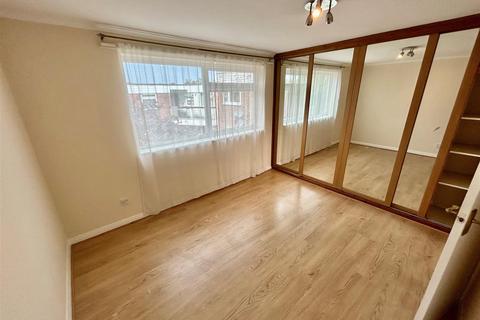 2 bedroom flat to rent, Chingford Avenue